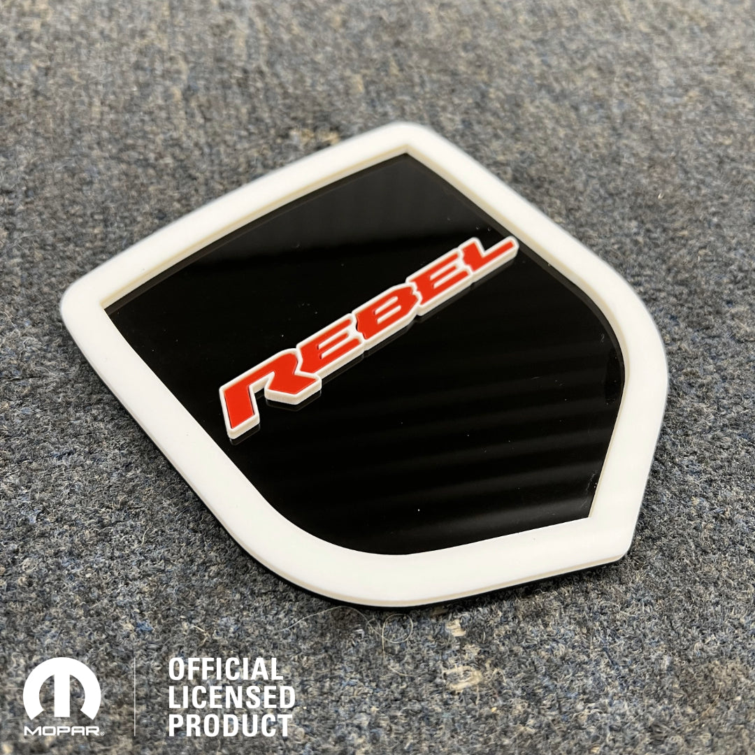 INSIGNIA PARA PORTON TRASERO CON LOGO DE CABEZA RAM® ESTILO 1 - SE ADAPTA A LOS MODELOS DODGE® RAM® TAILGATE 2009-2018 - 1500, 2500, 3500 - BLANCO SOBRE BRILLO - Producto con licencia oficial