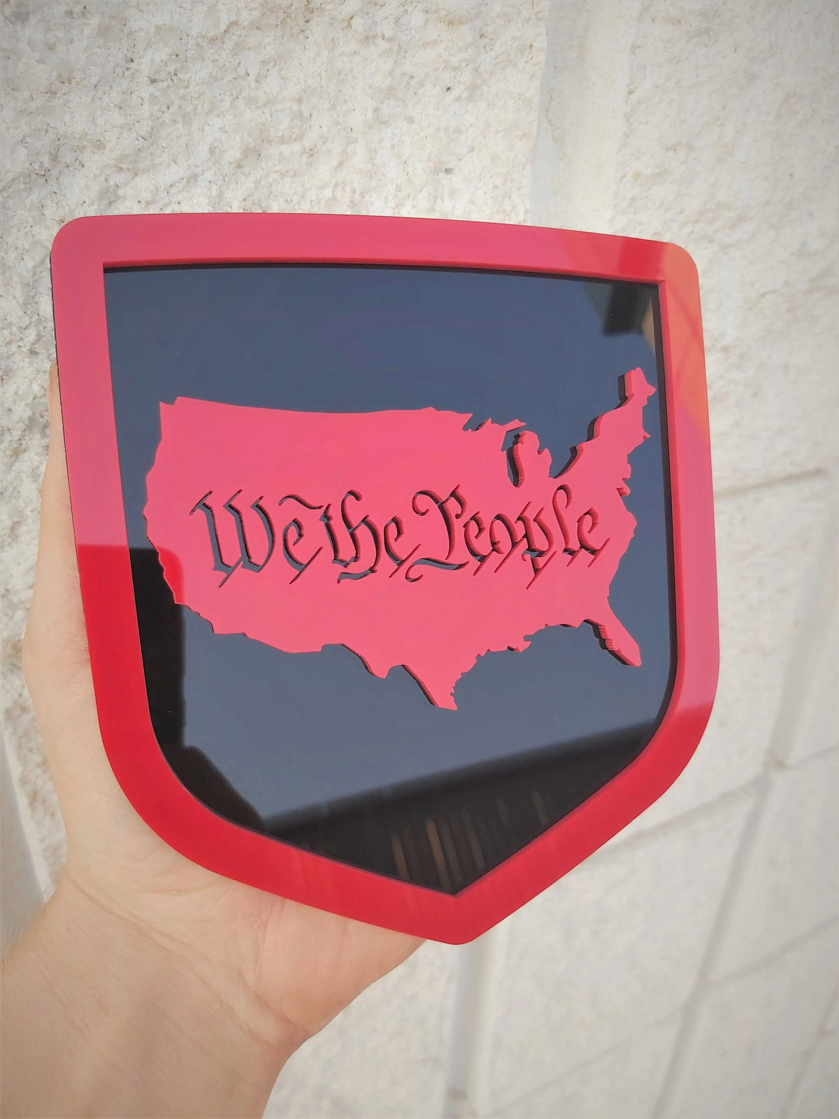 Badge We The People - Compatible avec les modèles Dodge® Ram® Tailgate 2009-2018 - 1500, 2500, 3500 - Rouge sur noir