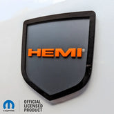 Insignia para portón trasero HEMI®: compatible con portón trasero RAM® 2009-2018: 1500, 2500, 3500. Producto con licencia oficial.