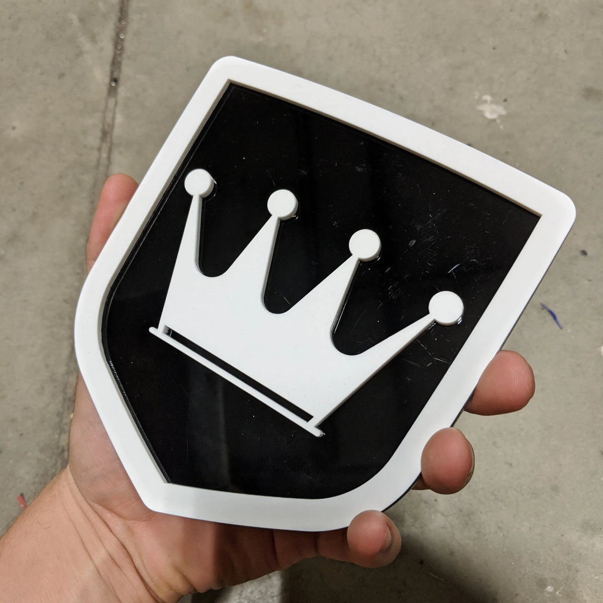 Insignia de corona: se adapta a la puerta trasera de Dodge® Ram® 2009-2018: blanco sobre negro