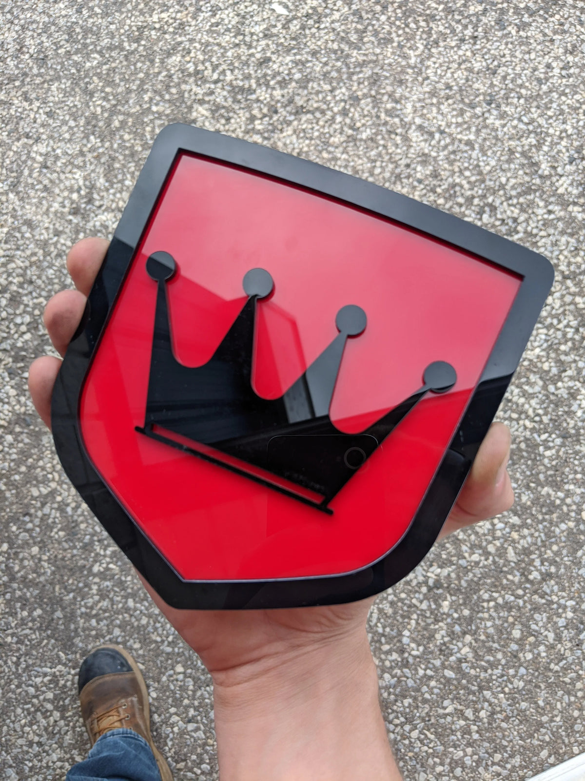 Insignia de la corona: compatible con portón trasero Dodge® Ram® 2009-2018: 1500, 2500, 3500, negro sobre rojo