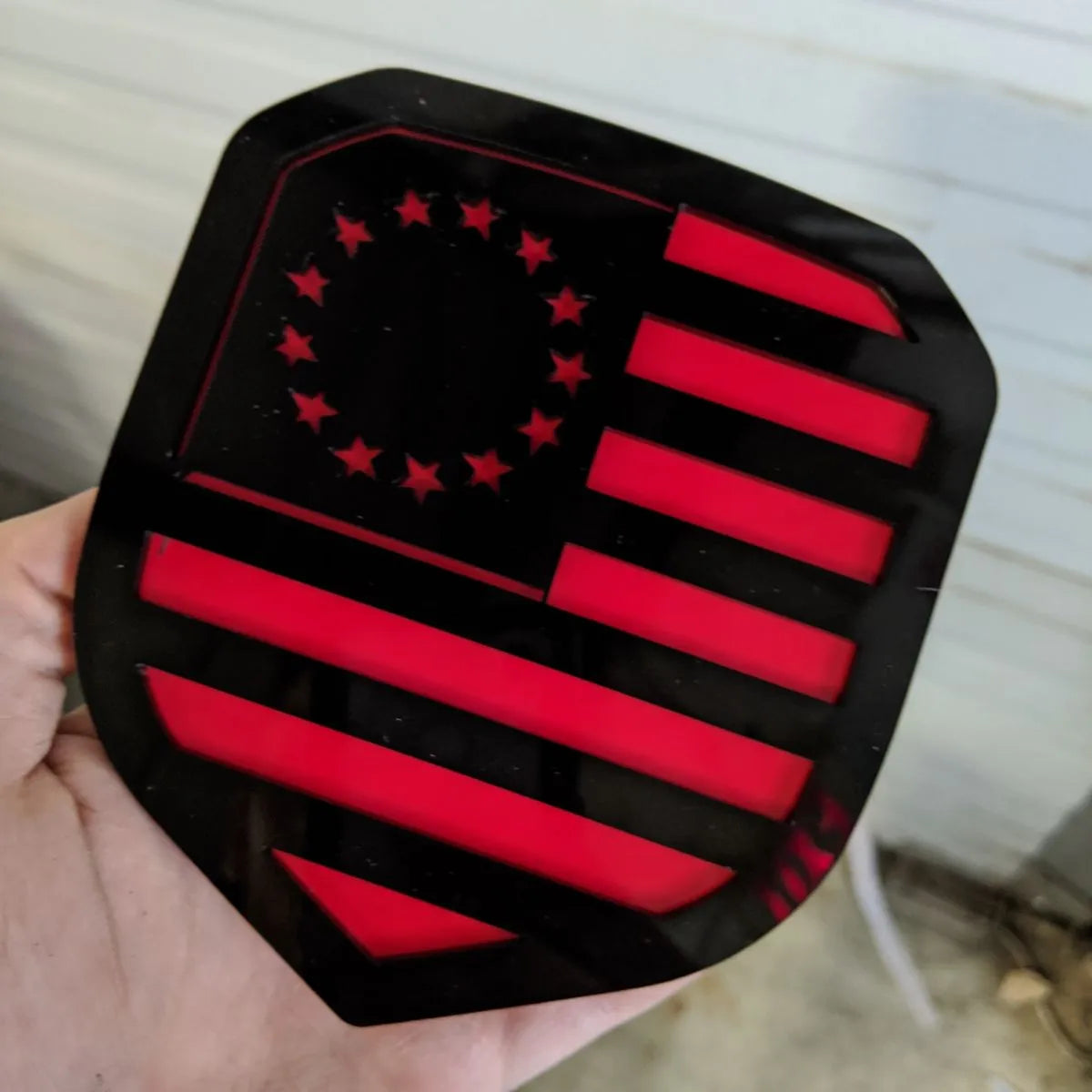 Insignia de la bandera estadounidense de Betsy Ross: compatible con la parrilla Dodge® Ram® 2013-2018 -1500, 2500, 3500 - Negro sobre rojo