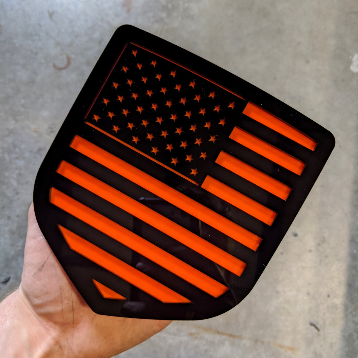 Insignia de la bandera estadounidense: compatible con modelos Dodge® Ram® 2009-2018, portón trasero, 1500, 2500, 3500, color negro sobre naranja