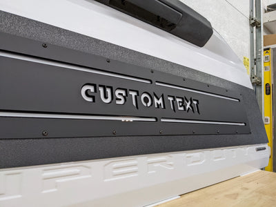 Aplique LED con texto personalizado para puerta trasera: compatible con modelos Ford® F250®, F350® y F450® 2017-2022