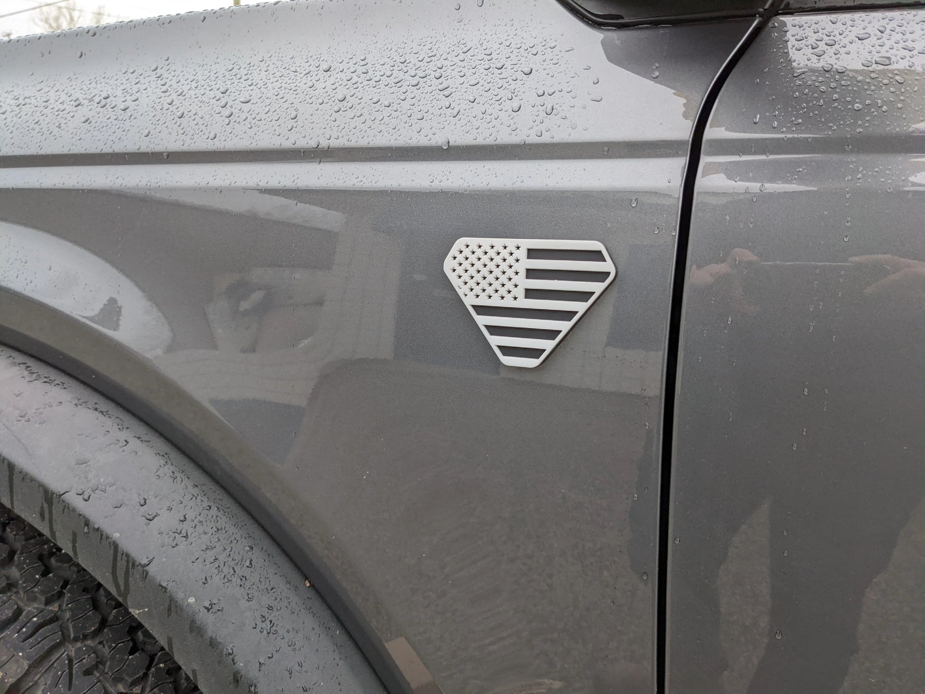 Paire d'insignes Fender - Drapeau américain - Compatible avec Bronco® Badlands® 2021+ - Blanc sur noir mat