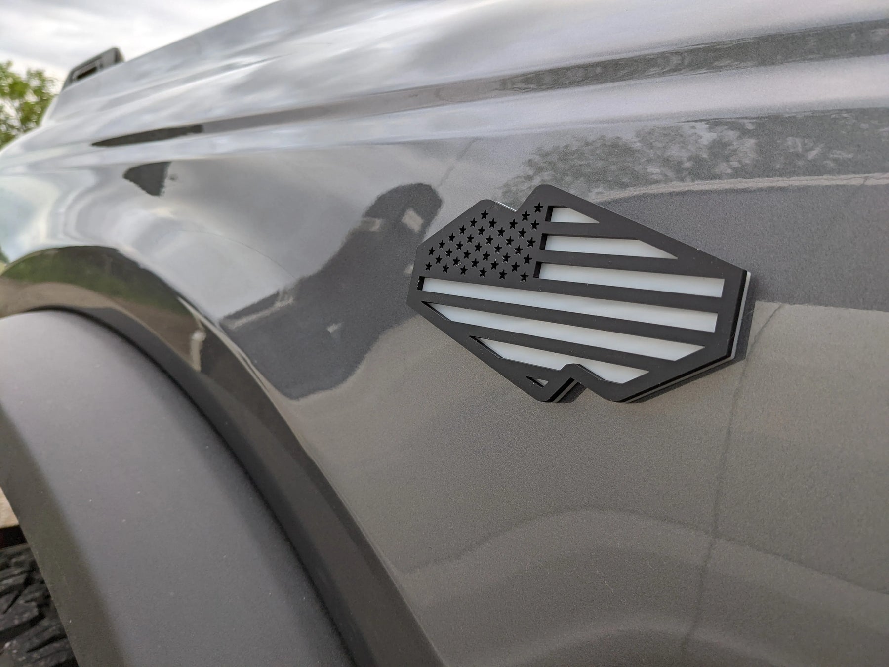 Fender Badge Pair - American Flag - Fits 2021+ Bronco® Wildtrak® - Matte Black on White