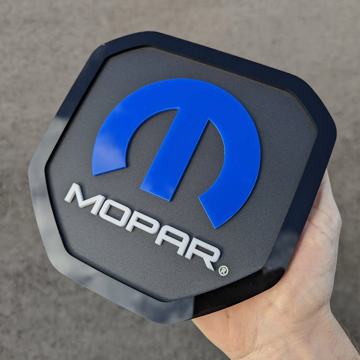 MOPAR Store Einstiegsleiste aus Aluminium mit leuchtendem Logo für