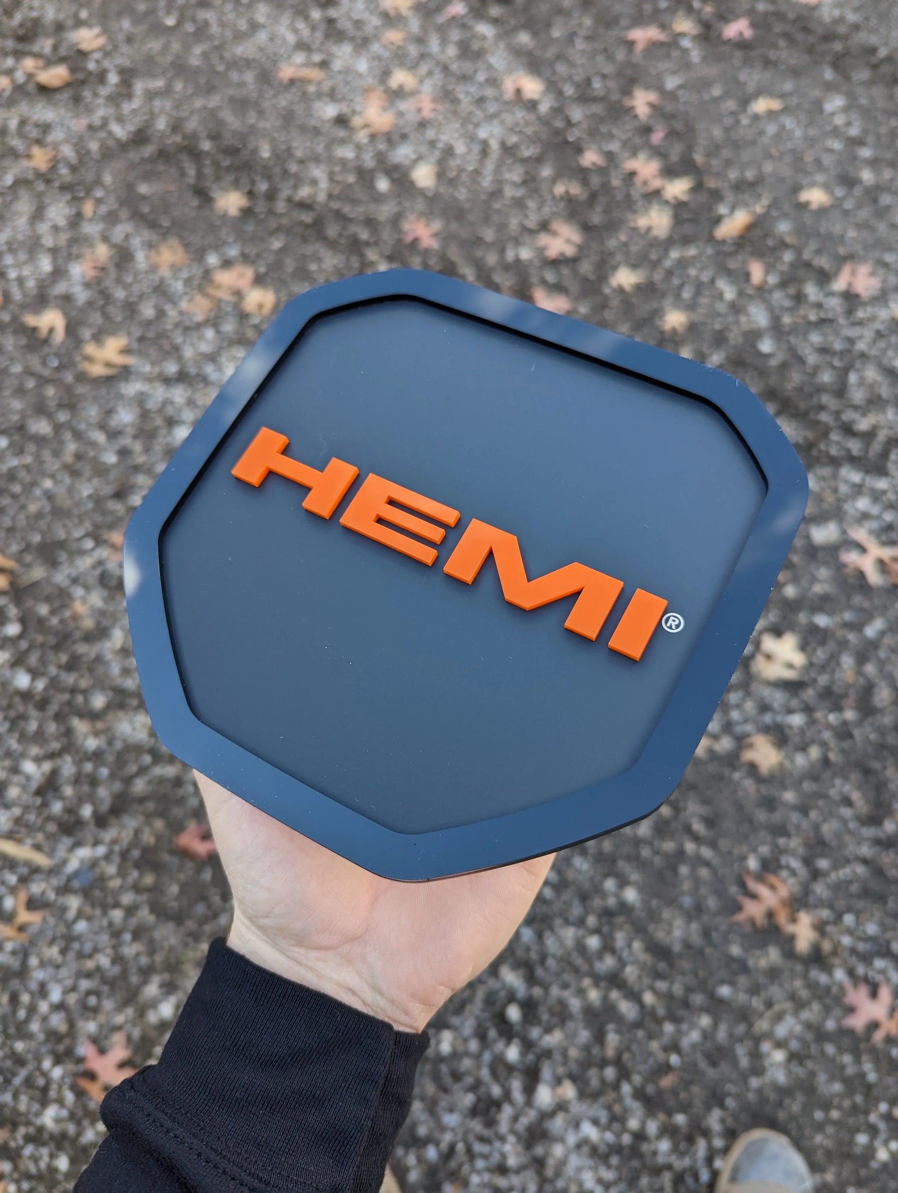 Insignia para portón trasero HEMI®: compatible con portón trasero RAM® 2019+ -1500, 2500, 3500 - Producto con licencia oficial