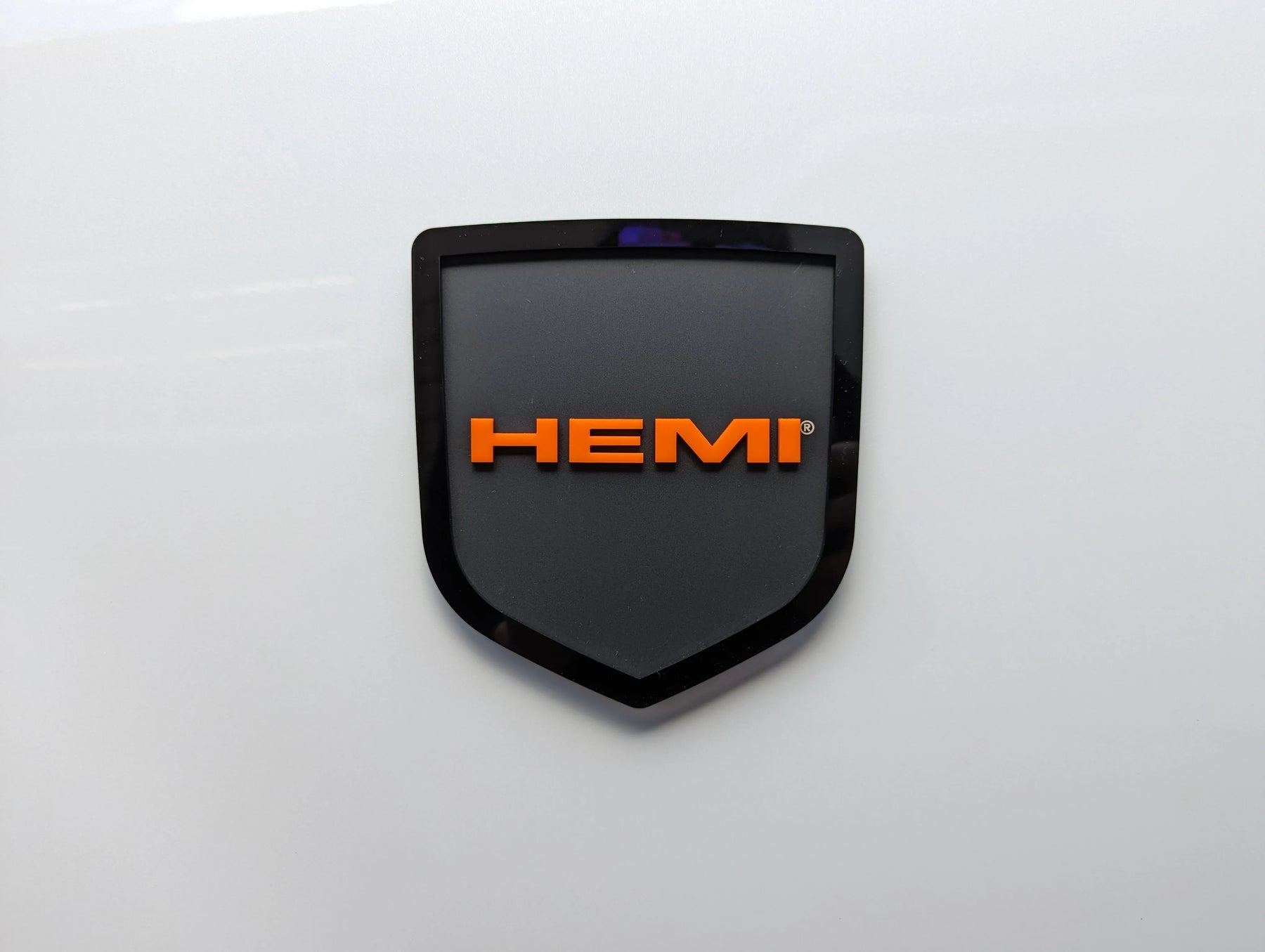 Insignia para portón trasero HEMI®: compatible con portón trasero RAM® 2009-2018: 1500, 2500, 3500. Producto con licencia oficial.