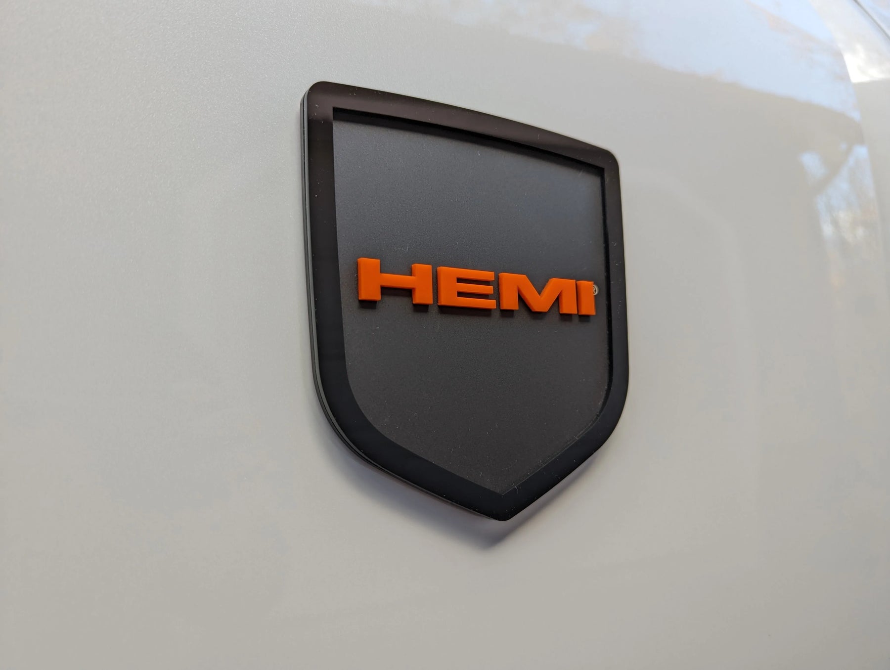 Badge de hayon HEMI® - Compatible avec les hayon RAM® 2009-2018 - 1500, 2500, 3500 - Produit sous licence officielle