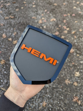 Insignia para portón trasero HEMI®: compatible con portón trasero RAM® 2009-2018: 1500, 2500, 3500. Producto con licencia oficial.