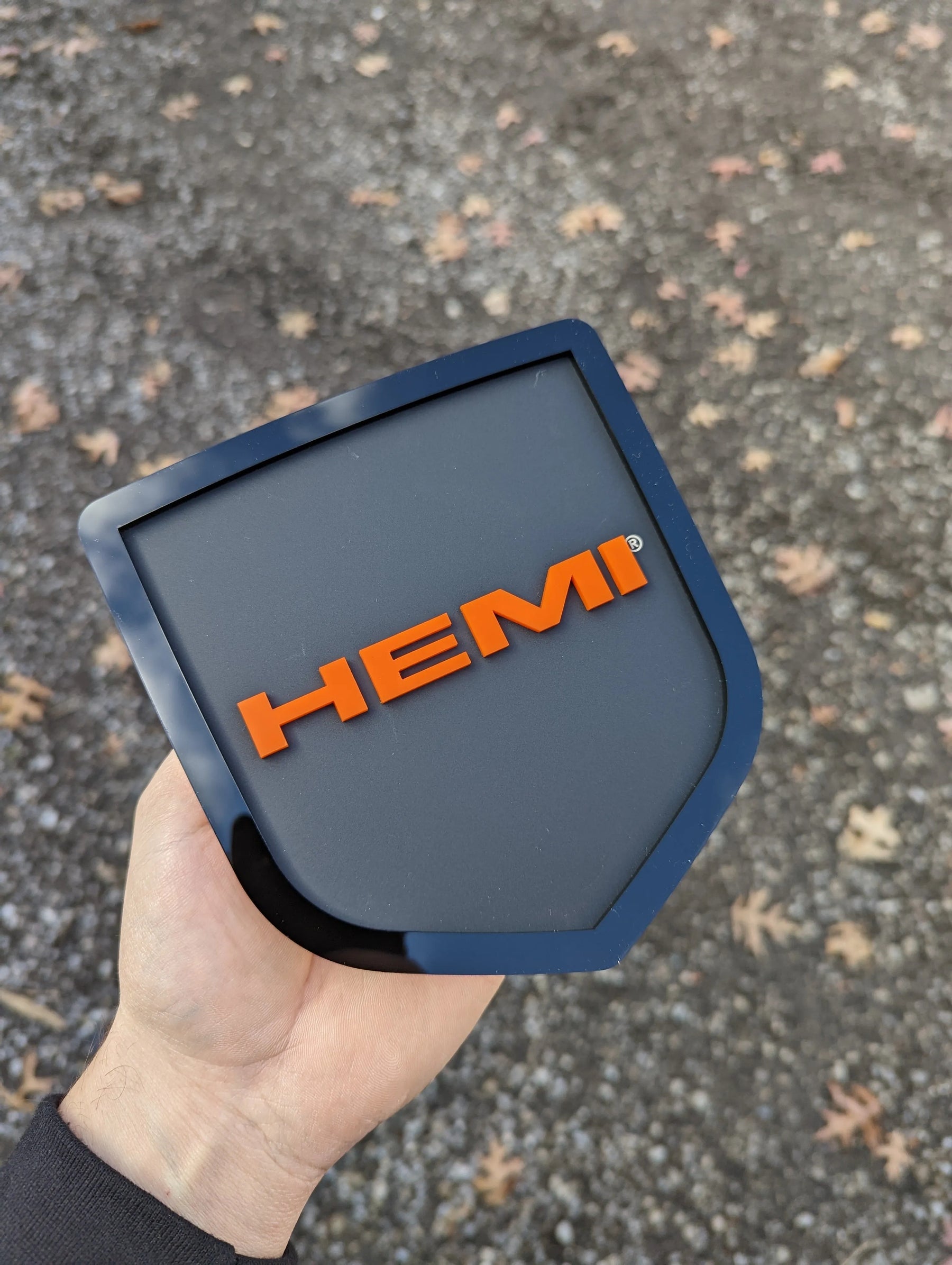 Insignia para portón trasero HEMI®: compatible con portón trasero RAM® 2009-2018: 1500, 2500, 3500. Producto con licencia oficial.