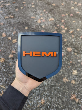 Insignia para portón trasero HEMI®: compatible con portón trasero RAM® 2009-2018: 1500, 2500, 3500. Producto con licencia oficial.