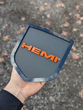 Insignia para portón trasero HEMI®: compatible con portón trasero RAM® 2009-2018: 1500, 2500, 3500. Producto con licencia oficial.