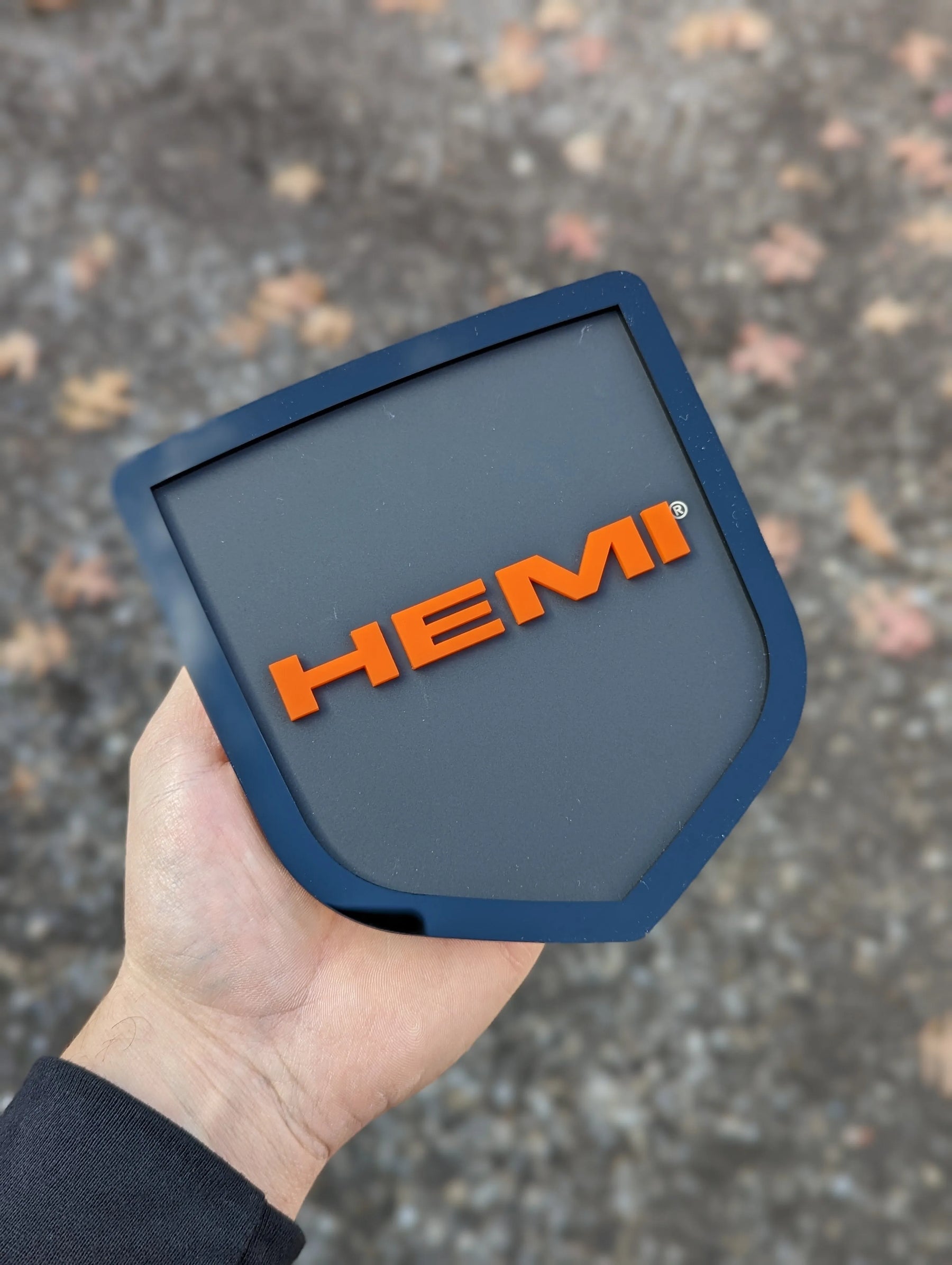 Insignia para portón trasero HEMI®: compatible con portón trasero RAM® 2009-2018: 1500, 2500, 3500. Producto con licencia oficial.