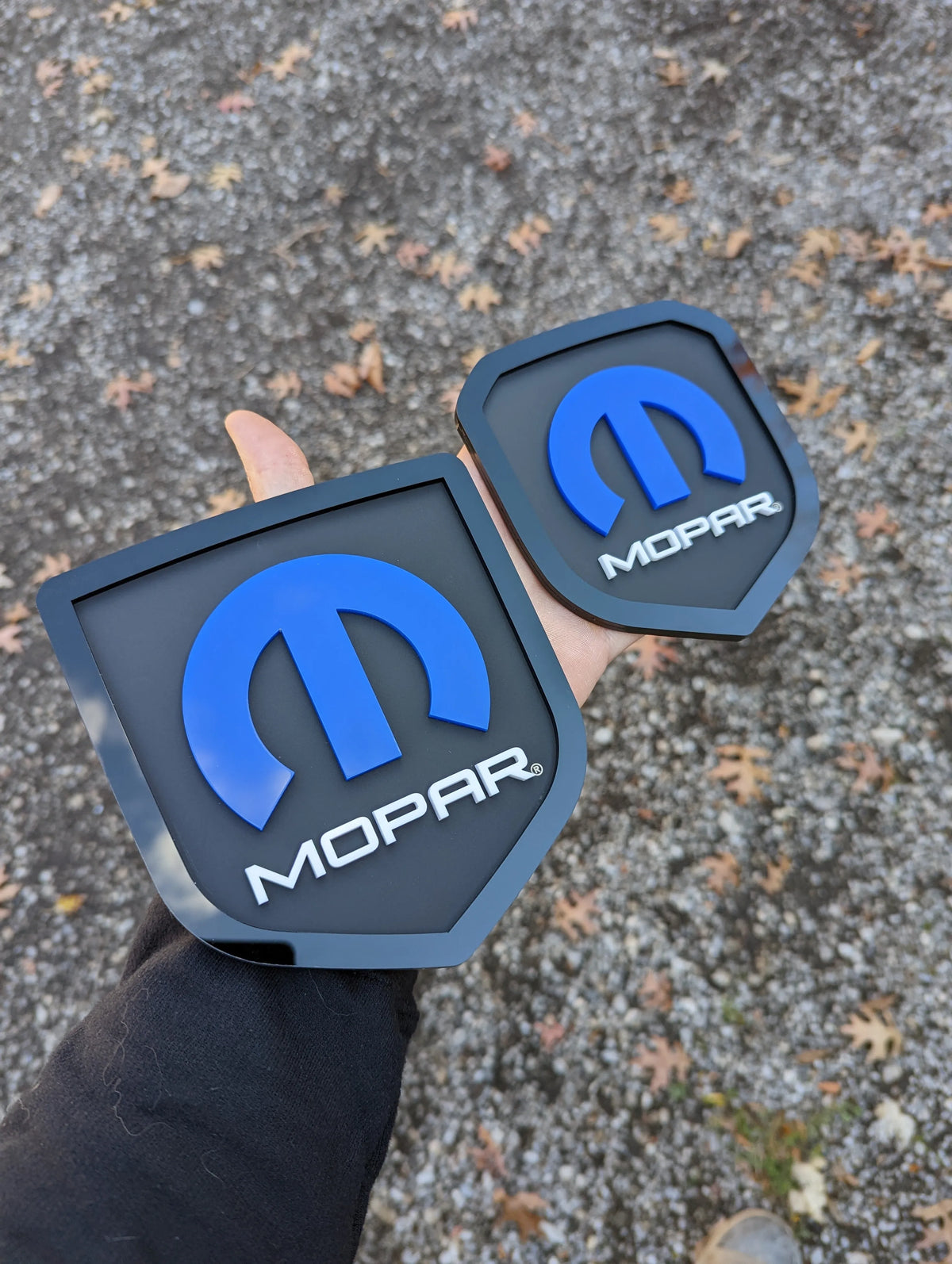 MOPAR Store Einstiegsleiste aus Aluminium mit leuchtendem Logo für